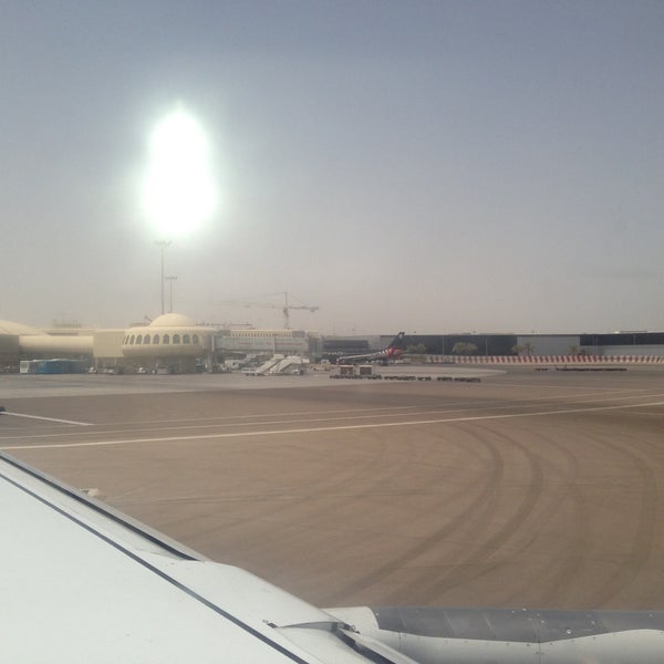 Photo prise au Zayed International Airport (AUH) par Eddy 7. le4/25/2013