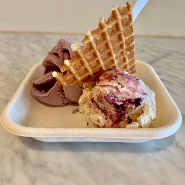Снимок сделан в Jeni&#39;s Splendid Ice Creams пользователем Erica B. 5/19/2019
