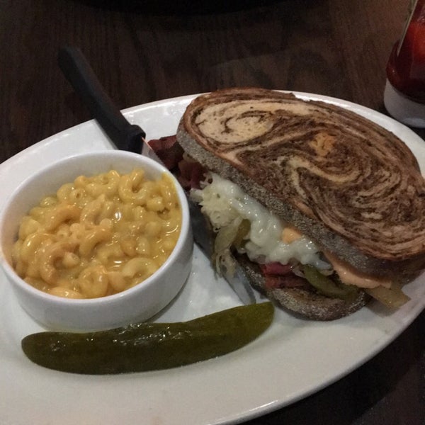 Foto tomada en Chicago Diner  por Erica B. el 2/7/2019