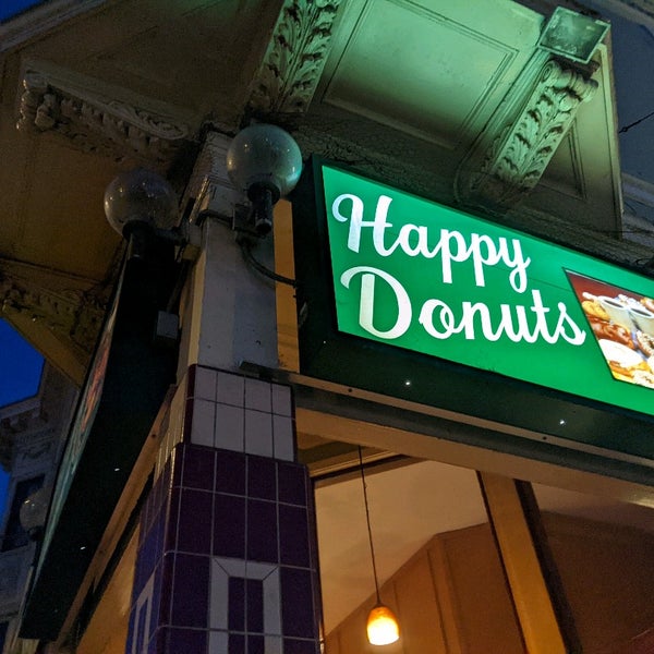 รูปภาพถ่ายที่ Happy Donuts โดย Stello C. เมื่อ 6/29/2022