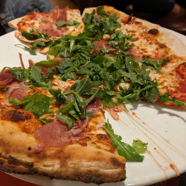 Снимок сделан в Boskos Pasta &amp; Pizzeria пользователем Stello C. 4/28/2019