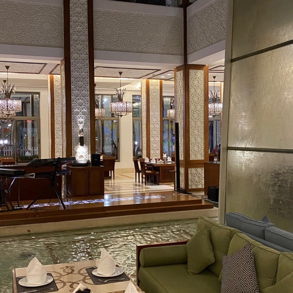 Foto diambil di Orient Pearl Restaurant oleh B.q 🎩 pada 11/29/2022