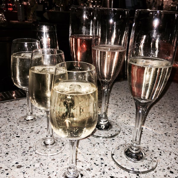 Foto tirada no(a) Vin de Syrah Wine Parlor por Michelle C. em 11/18/2015