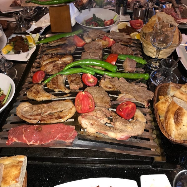 รูปภาพถ่ายที่ Safiet Steakhouse โดย Oğuz İ. เมื่อ 6/10/2018