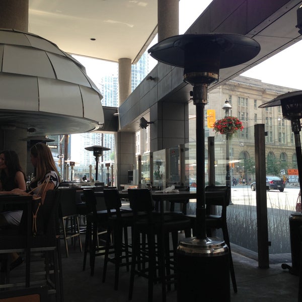 7/17/2013 tarihinde Janessa V.ziyaretçi tarafından Oliver &amp; Bonacini Café Grill, Yonge and Front'de çekilen fotoğraf