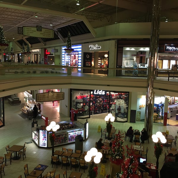 Foto scattata a Valley View Mall da AlohaKarina 🌺🌈🏝 il 11/19/2016