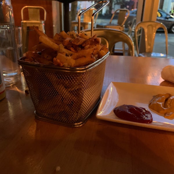 5/2/2019 tarihinde Rush C.ziyaretçi tarafından 8oz Burger Bar'de çekilen fotoğraf