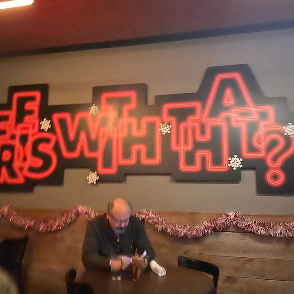 12/21/2019 tarihinde Rush C.ziyaretçi tarafından DMK Burger Bar'de çekilen fotoğraf