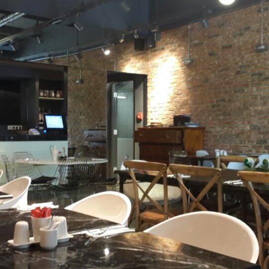 12/4/2013 tarihinde Emir T.ziyaretçi tarafından Maximus Restaurant &amp; Lounge Maslak'de çekilen fotoğraf