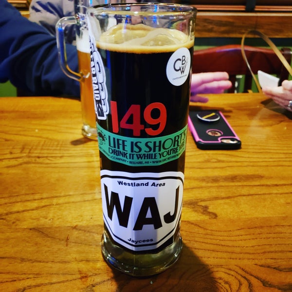 Foto scattata a Ashley&#39;s Beer &amp; Grill of Westland da Wendy T. il 11/30/2019