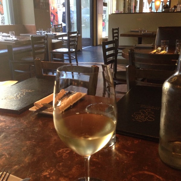 10/1/2014 tarihinde Sean D.ziyaretçi tarafından First Crush Restaurant &amp; Wine Bar'de çekilen fotoğraf