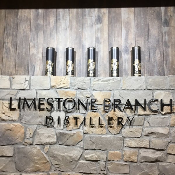 รูปภาพถ่ายที่ Limestone Branch Distillery โดย Bill L. เมื่อ 9/6/2020