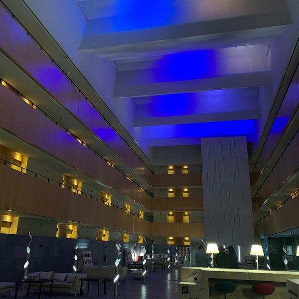 รูปภาพถ่ายที่ Hotel Tryp Barcelona Aeropuerto โดย Nejc R. เมื่อ 11/18/2019
