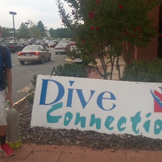 Photo taken at Dive Connections by ᴡ R. on 8/21/2014