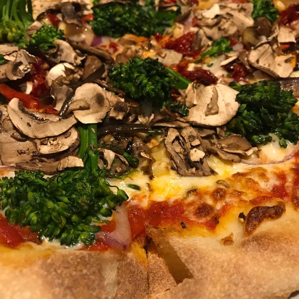 Foto scattata a California Pizza Kitchen da Seden A. il 12/26/2019