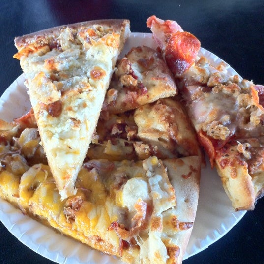 10/15/2012에 Jeff G.님이 Dave&#39;s Pizza에서 찍은 사진