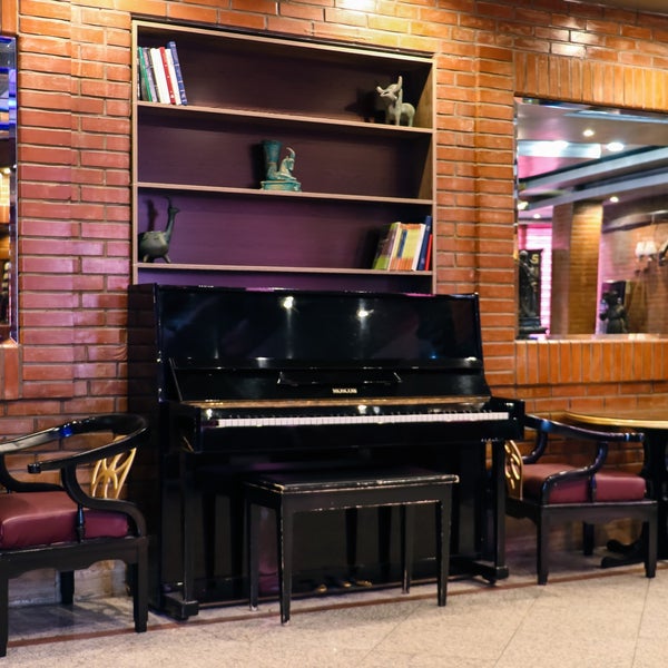 Piano cafe