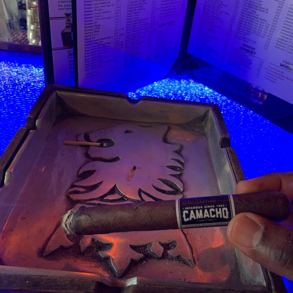 Foto tirada no(a) Corona Cigar Company &amp; Drew Estate Lounge por Chuck G. em 12/30/2018