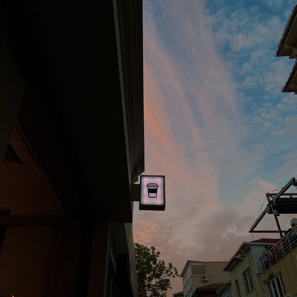 รูปภาพถ่ายที่ Glow Coffee โดย Luai เมื่อ 6/21/2021