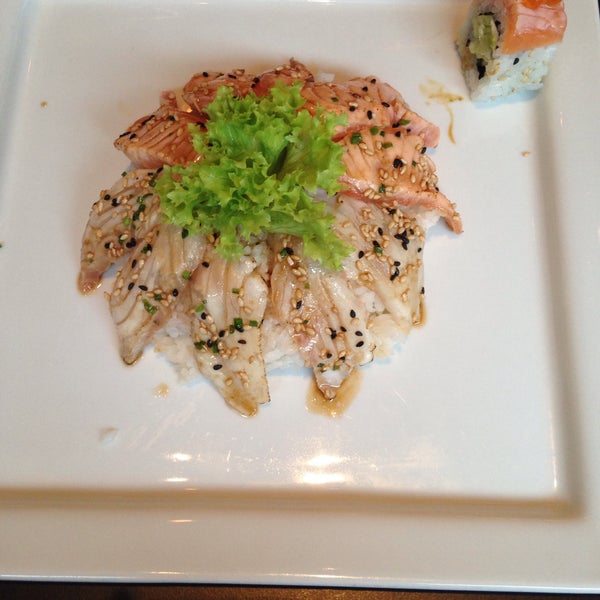 รูปภาพถ่ายที่ Bento Sushi Restaurant โดย WooKyung S. เมื่อ 1/21/2015