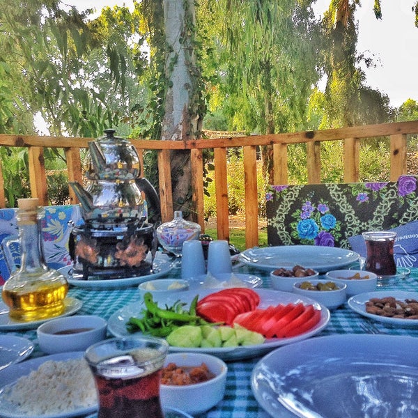 Foto diambil di Derin Bahçe Restaurant oleh Aycan K. pada 9/4/2015