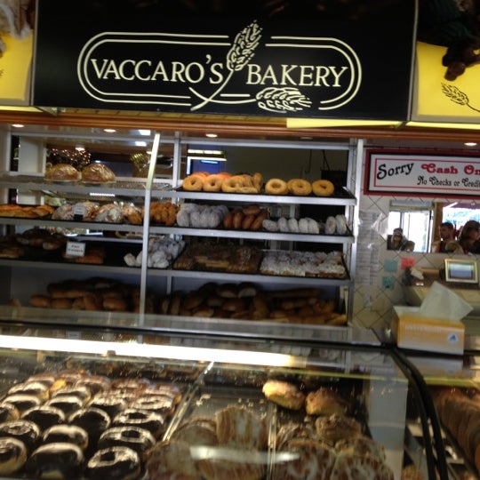 Foto tomada en Vaccaro&#39;s Bakery  por Bob W. el 12/15/2012