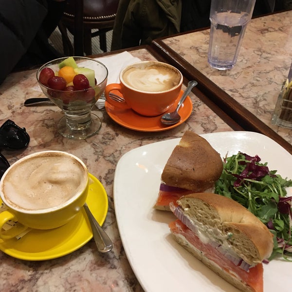Foto tirada no(a) Cafe Lalo por Angelique em 11/5/2019