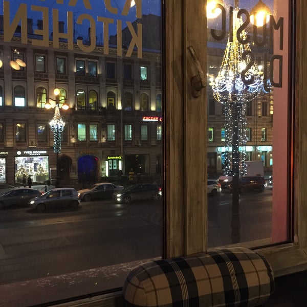 Photo prise au Коммуналка / Kommunalka Bar &amp; Kitchen par 最初のプロファイル le12/23/2014