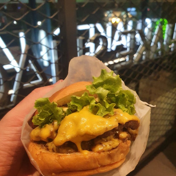 Photo taken at Shake Shack by Hussam . on 8/24/2022