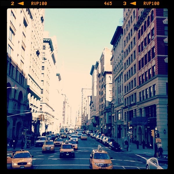Foto tirada no(a) Dramatics NYC 5th Ave por Lauro B. em 3/5/2013