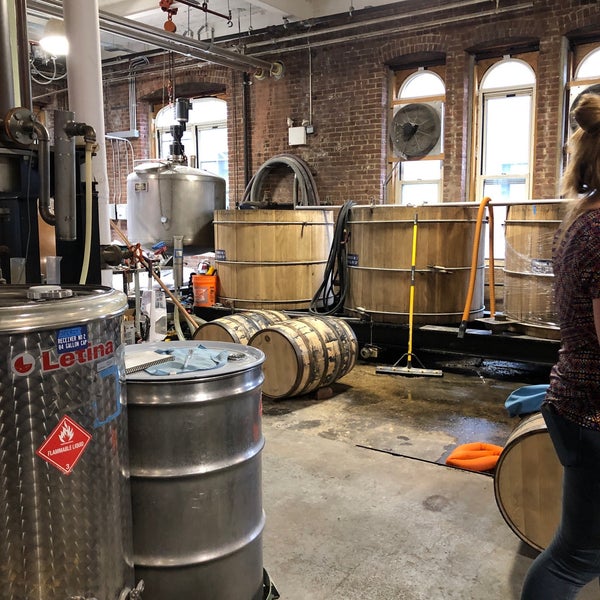2/24/2020 tarihinde Zak S.ziyaretçi tarafından Kings County Distillery'de çekilen fotoğraf