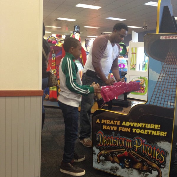 Chuck E. Cheese Largo'da Oyun Salonu'da fotoğraflar