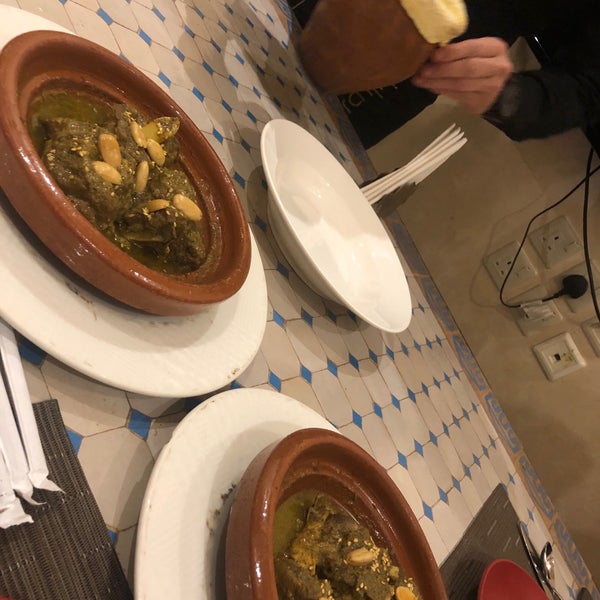 Das Foto wurde bei Menara Lounge &amp; Restaurant von Faisal A. am 10/12/2019 aufgenommen