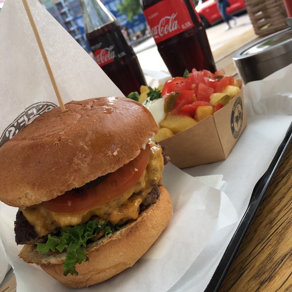 Foto scattata a Ruff&#39;s Burger Marienplatz da 5o5a H. il 8/4/2018