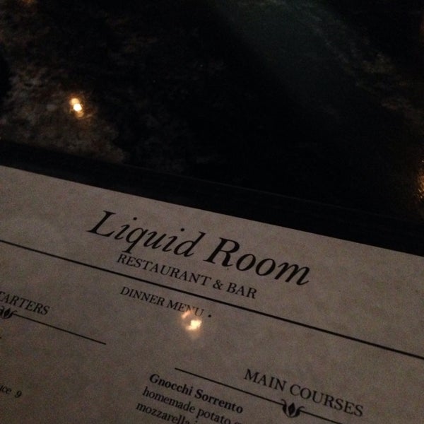 Foto scattata a Liquid Room Restaurant &amp; Bar da Jahi S. il 9/26/2013