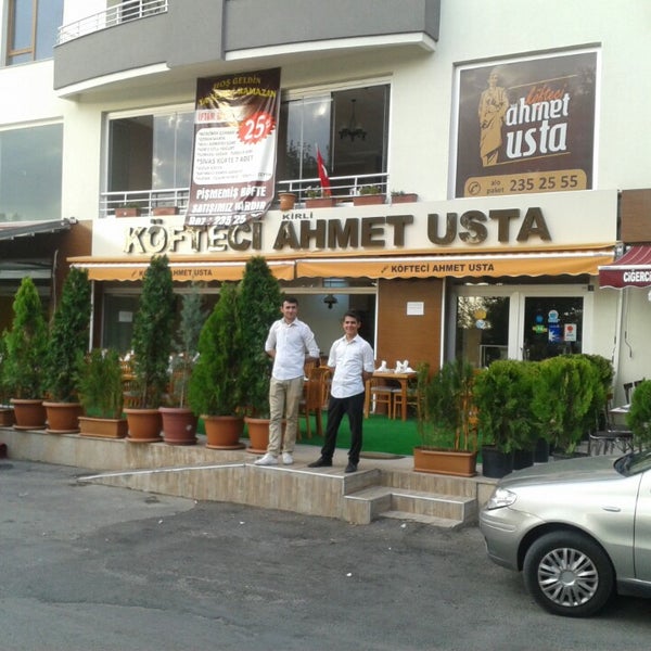 Das Foto wurde bei Köfteci Kirli Ahmet Usta von Kofteci Kirli Ahmet Usta T. am 7/6/2014 aufgenommen