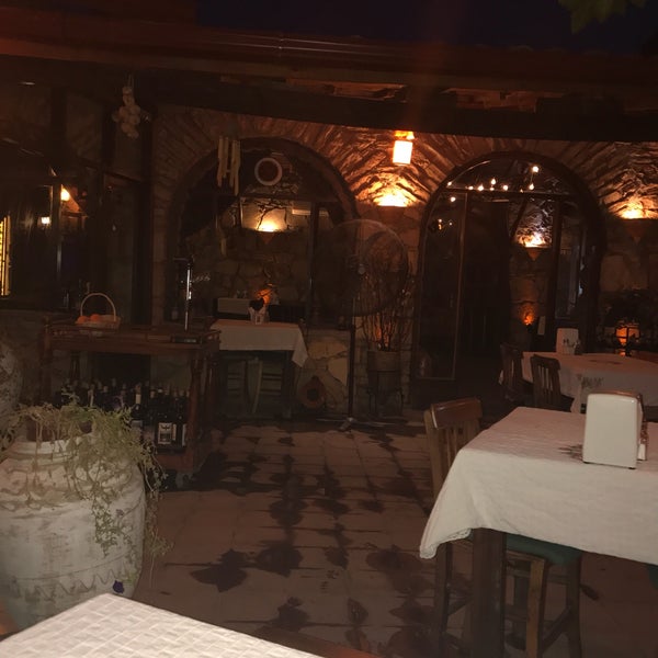 Photo taken at Tarihi Köy Restaurant by Emin Ümit T. on 9/5/2017