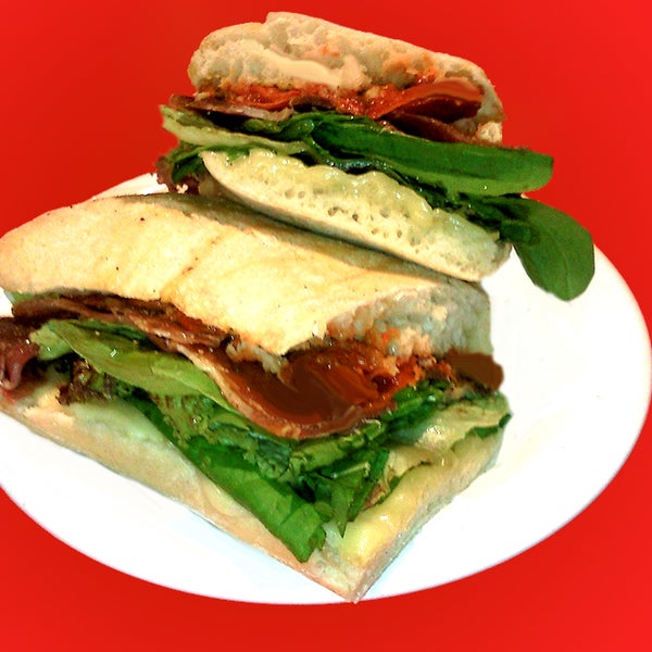 Sandwich Gourmet Español : Pan Ciabatta, con Jamón Crudo, Mix de hojas Verdes, Tomates  y Queso gratinado.