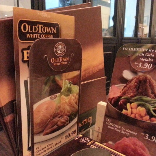 Photo taken at OldTown White Coffee by Yan S. on 9/20/2012