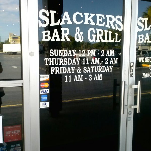 Снимок сделан в Slackers Bar &amp; Grill пользователем Boz (Vicki) L. 5/16/2013
