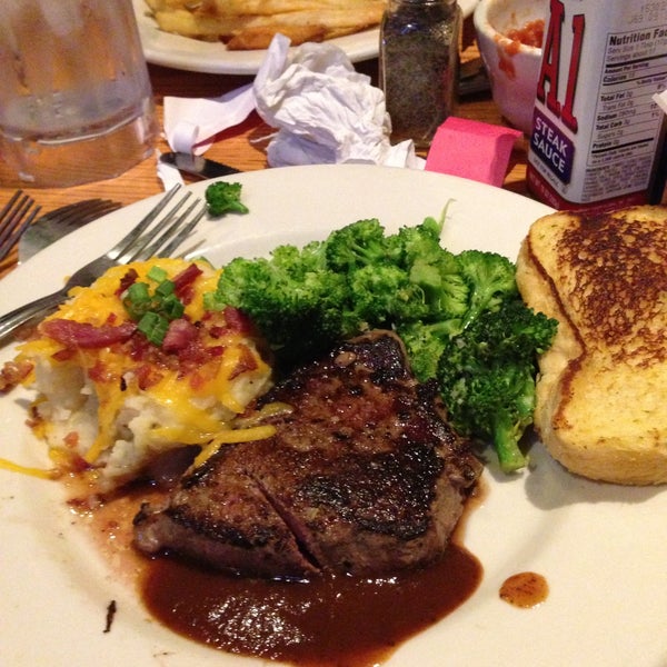 Photo taken at Chili&#39;s Grill &amp; Bar by Analisa D. on 4/24/2013