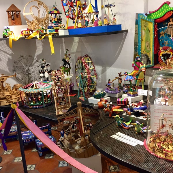 Das Foto wurde bei La Esquina, Museo del Juguete Popular Mexicano von Gastelum M. am 7/7/2017 aufgenommen