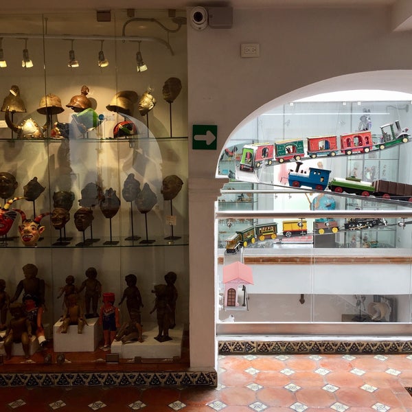 Foto tirada no(a) La Esquina, Museo del Juguete Popular Mexicano por Gastelum M. em 7/7/2017
