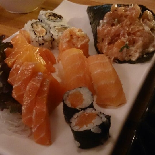 Foto diambil di Hanami Sushi Store oleh Fabio H. pada 5/28/2014