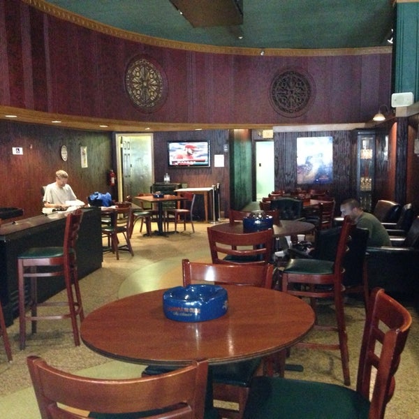 Foto diambil di King Corona Cigars Cafe &amp; Bar oleh Zach L. pada 8/1/2013