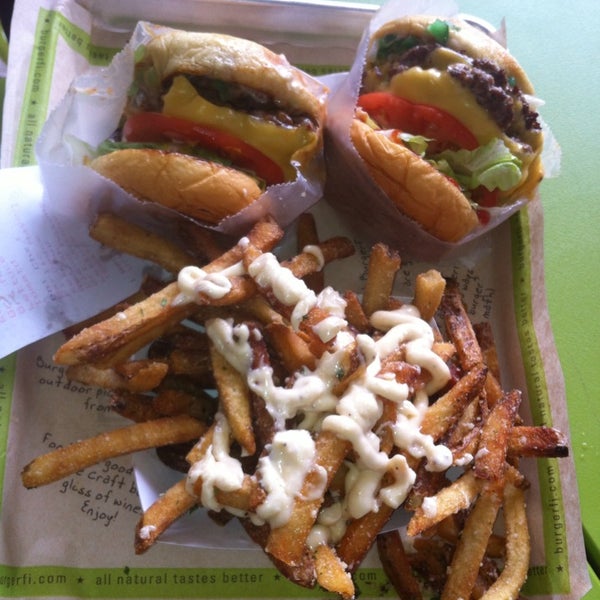 รูปภาพถ่ายที่ BurgerFi โดย Clarissa C. เมื่อ 7/17/2013
