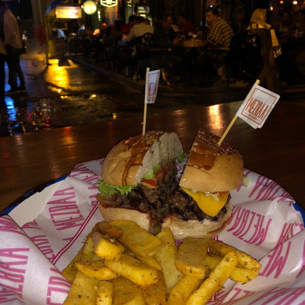 Photo prise au MEZBAA Steak&amp;Burger par WA. le7/14/2019