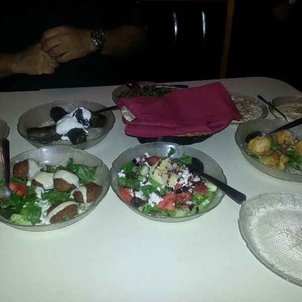 Das Foto wurde bei Nicola&#39;s Lebanese Restaurant von Erika C. am 5/11/2013 aufgenommen
