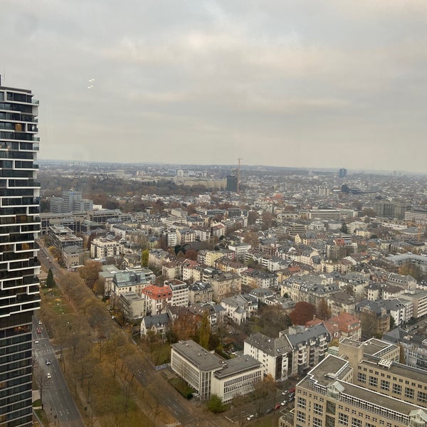 รูปภาพถ่ายที่ Frankfurt Marriott Hotel โดย Naif เมื่อ 11/20/2021