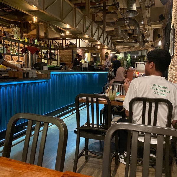 Almost everything is delish. Safe place for work and hangout, the ambience alwys comfy. The price is a bit expensive but worth every penny. Always crowded after office hour, avoid it on weekend. Fave!